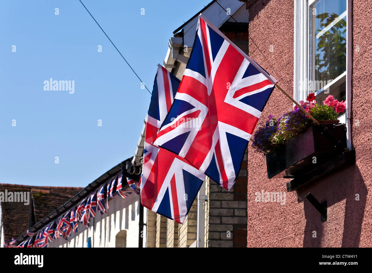 Unione bandiere su edifici in inglese in paese Foto Stock