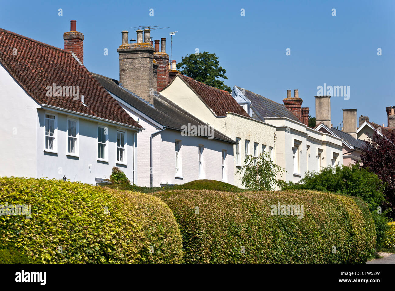 Fila di eleganti case nel villaggio di Suffolk Foto Stock