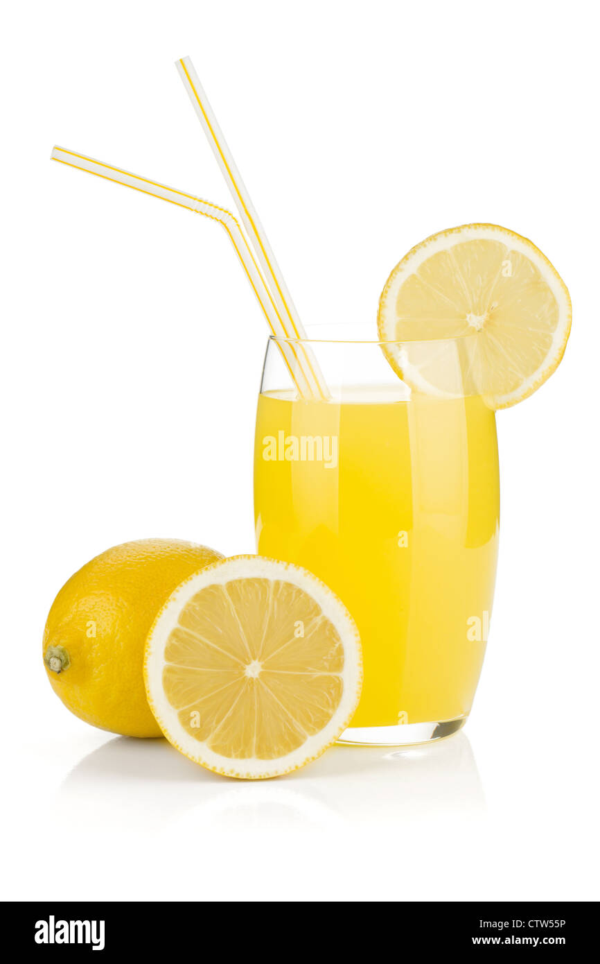 Il succo di limone in vetro e limoni freschi. Isolato su sfondo bianco Foto Stock