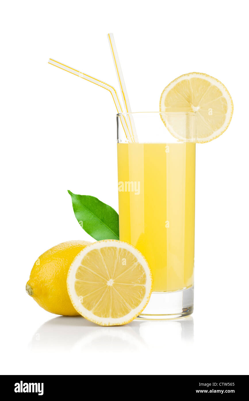 Il succo di limone in vetro e limoni freschi. Isolato su sfondo bianco Foto Stock