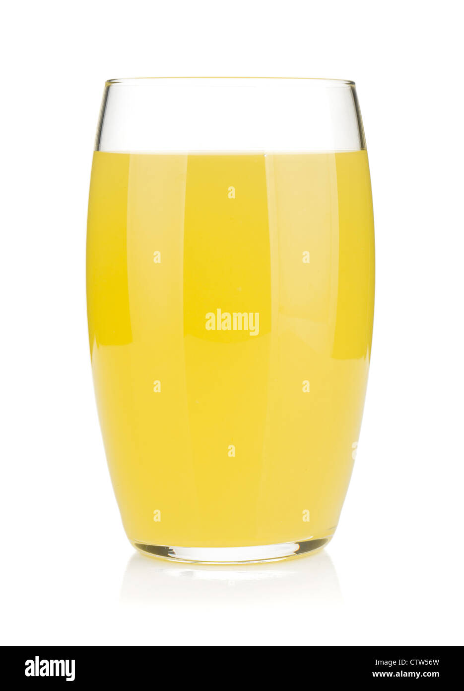 Bicchiere di succo di limone. Isolato su sfondo bianco Foto Stock