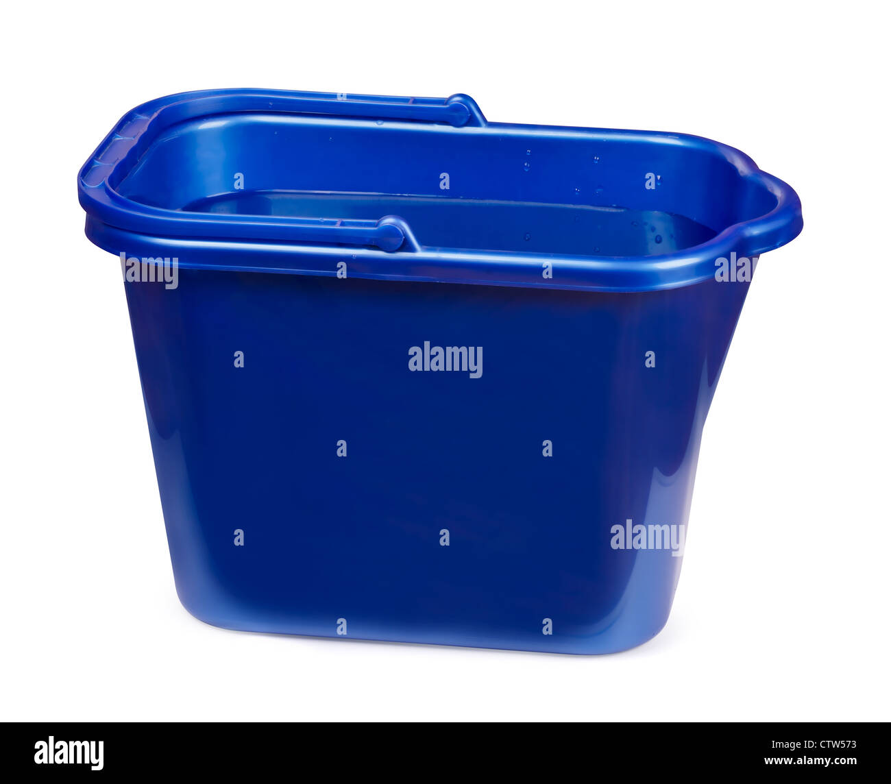 Blue secchio di plastica riempiti con acqua isolato su bianco Foto Stock