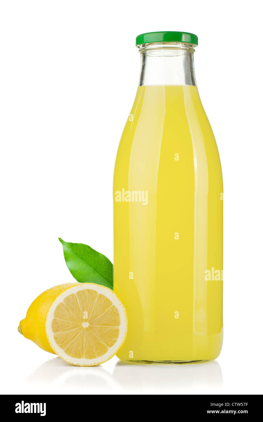 Bottiglia di succo di limone e limoni freschi. Isolato su sfondo bianco Foto Stock