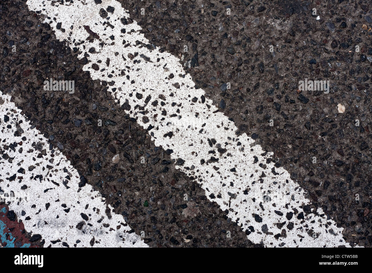 Close up twin linee bianche dipinte su strada asfaltata. Foto Stock