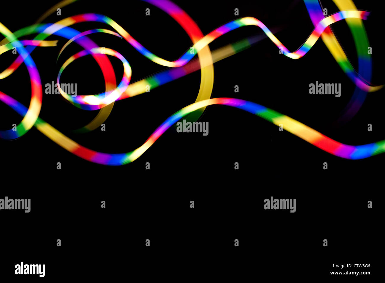 Abstract arcobaleno colorato di striature di luce isolate su un nero scuro dello sfondo. Foto Stock