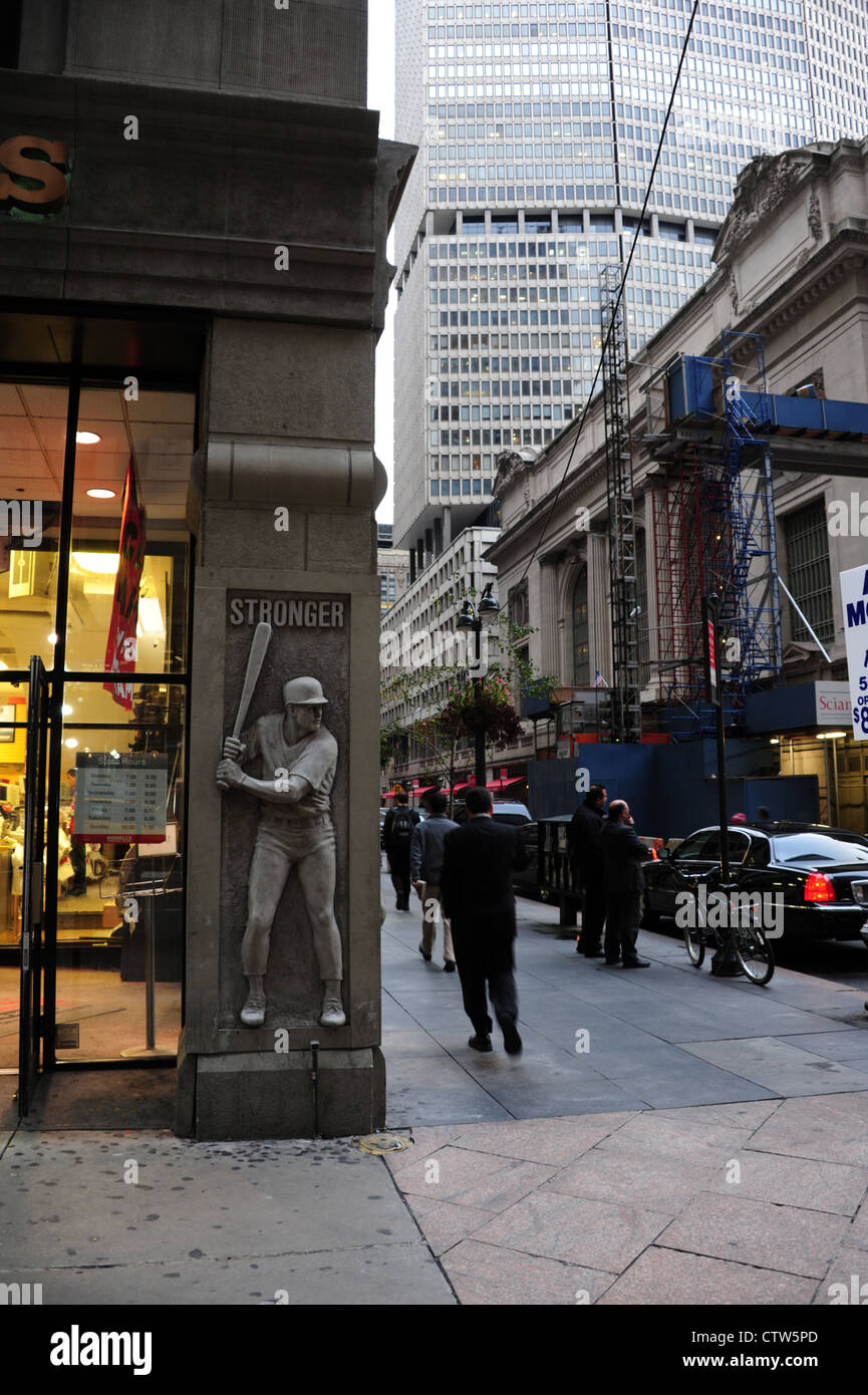 Ritratto figura di baseball con aumentata bat, angolo Modell il negozio di articoli sportivi, East 42th Street a Vanderbilt Avenue, New York Foto Stock