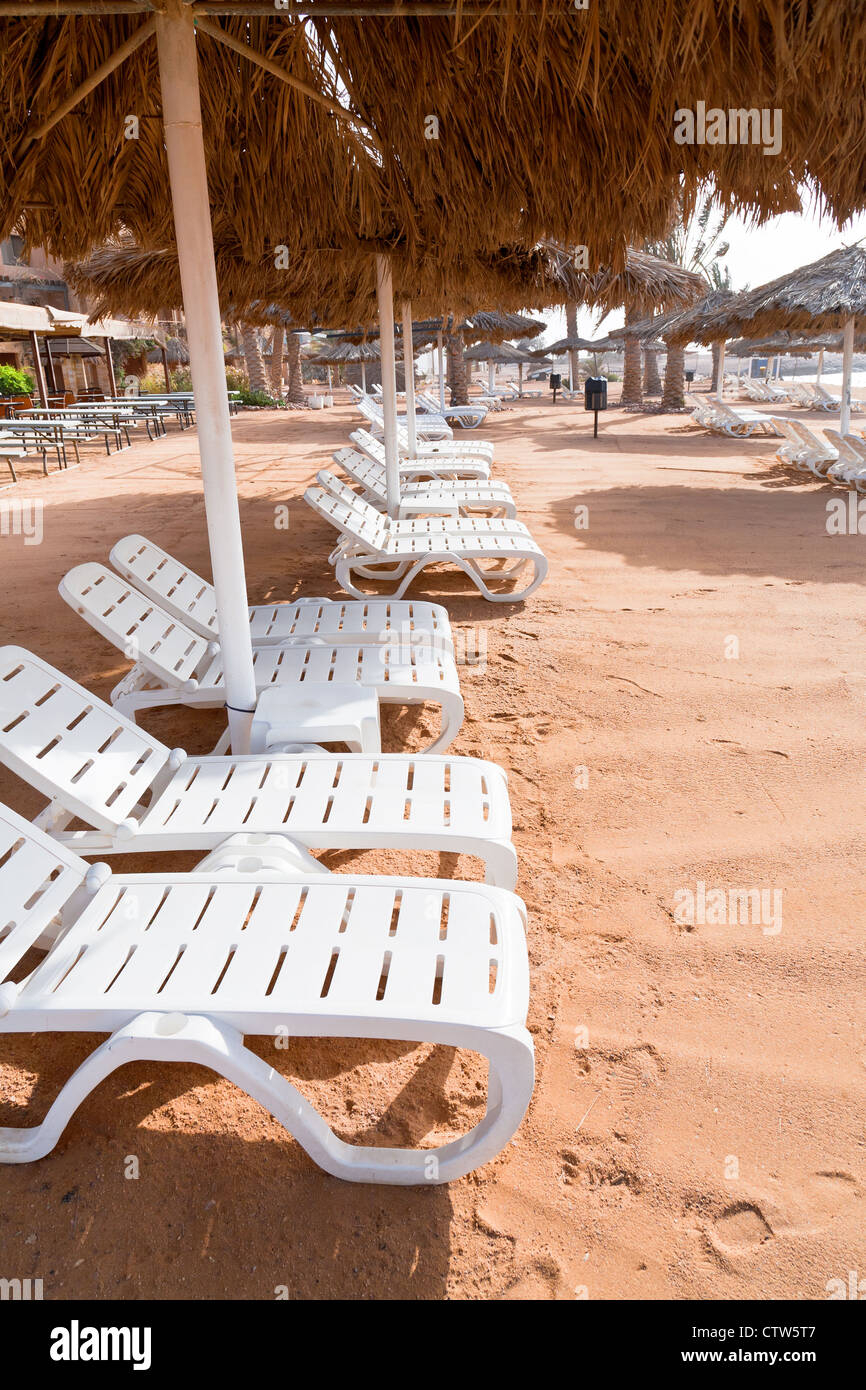 Spiaggia di plastica posti letto su Coral bay in Aqaba Giordania Foto Stock