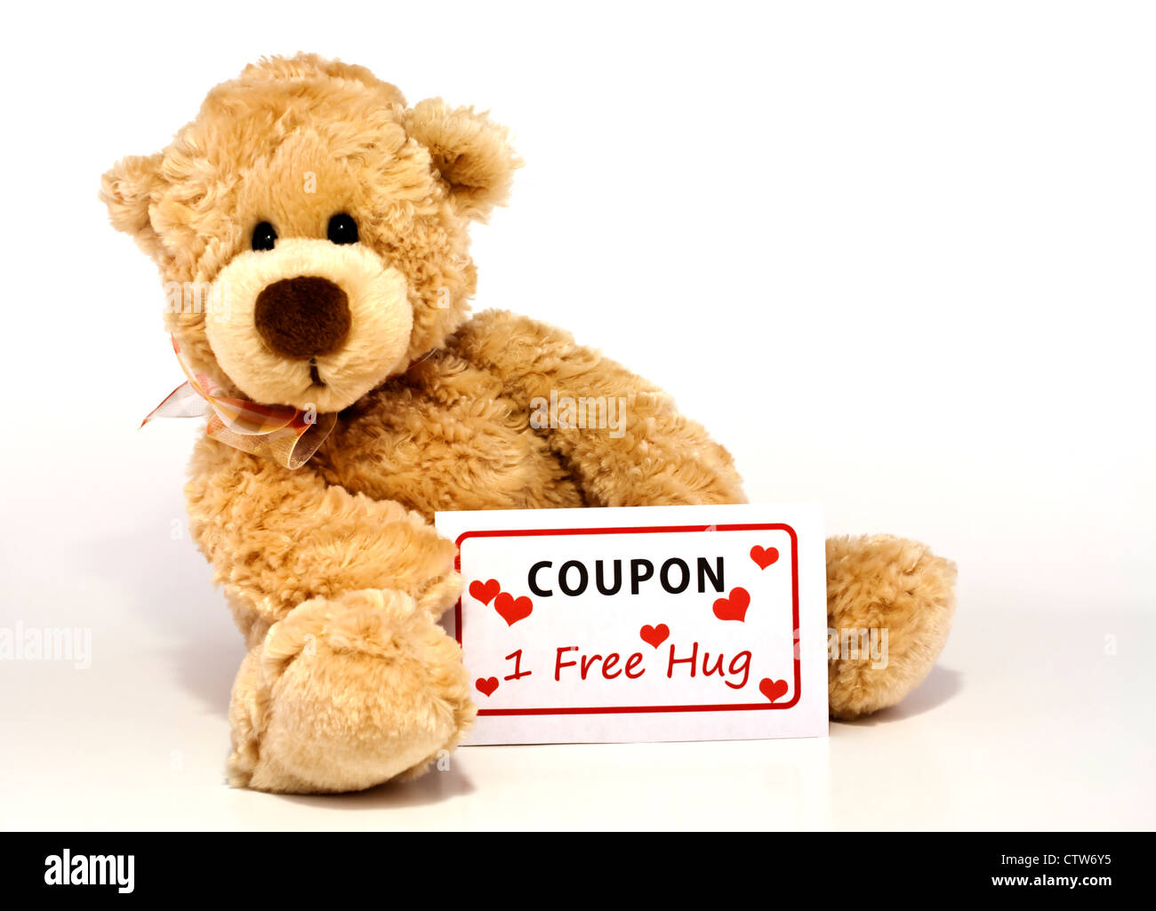 Carino marrone peloso orsacchiotto seduto e in possesso di un coupon per uno gratis abbraccio isolato su sfondo bianco con copia spazio. Foto Stock