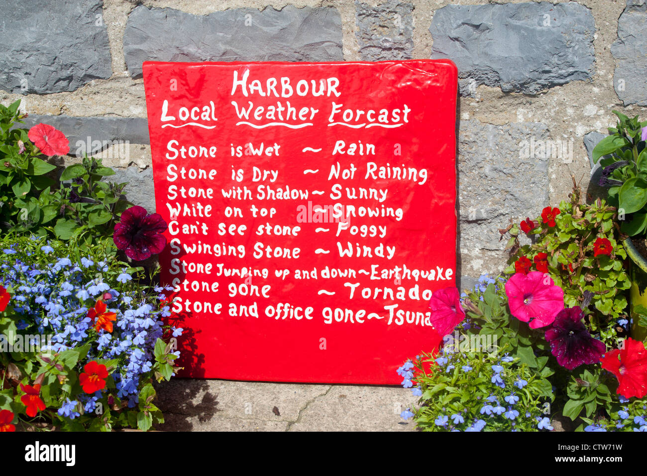 Divertente previsioni meteo segno di pietra Aberaeron harbour Ceredigion Mid Wales UK Foto Stock