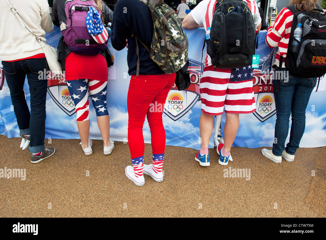 Londra 2012 Parco Olimpico di Stratford. I fan del Team USA sono abbondanti a parco. Indossare a stelle e strisce, la bandiera di America Foto Stock