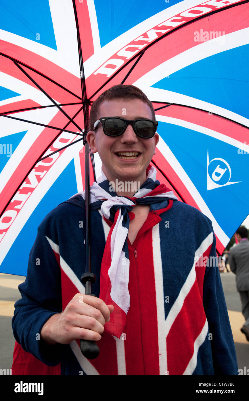 Londra 2012 Olympic Park. I tifosi inglesi con union jack flag sono ovunque sul sito con grande entusiasmo per il Team GB. Foto Stock