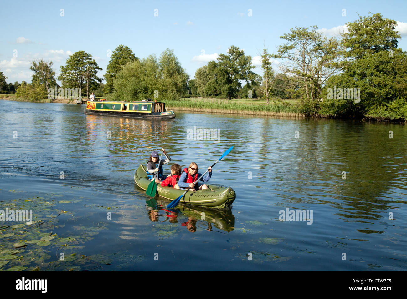 Persone in canal barche e canoe su una soleggiata giornata estiva, il fiume Tamigi in Oxfordshire, Regno Unito Foto Stock
