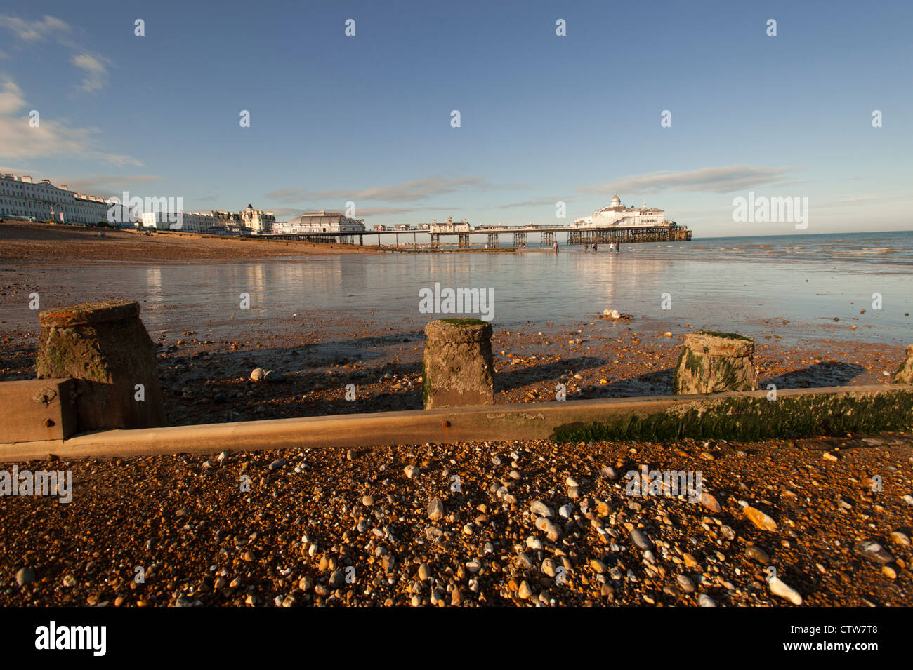 La spiaggia di Eastbourne in East Sussex, Inghilterra, Regno Unito con la bassa marea. Mostra il molo nella distanza. Foto Stock