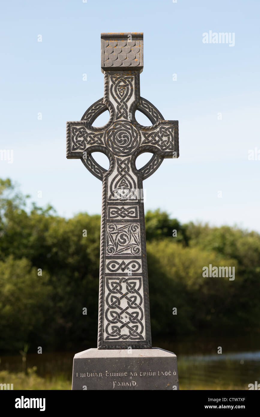 Una croce celtica sulla Northwestern Donegal costa (l'Rosses), Repubblica di Irlanda. Foto Stock