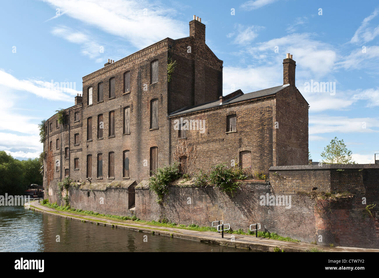 I pesci e gli uffici di carbone rivolta Regents Canal, granaio Square, Kings Cross, Camden, London, England, Regno Unito Foto Stock