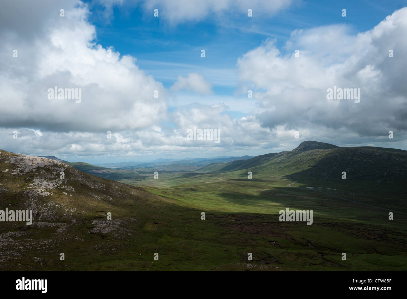 Vista da Mount Errigal della gamma di Derryveagh montagne del Parco nazionale di Glenveagh, Donegal, Irlanda. Foto Stock