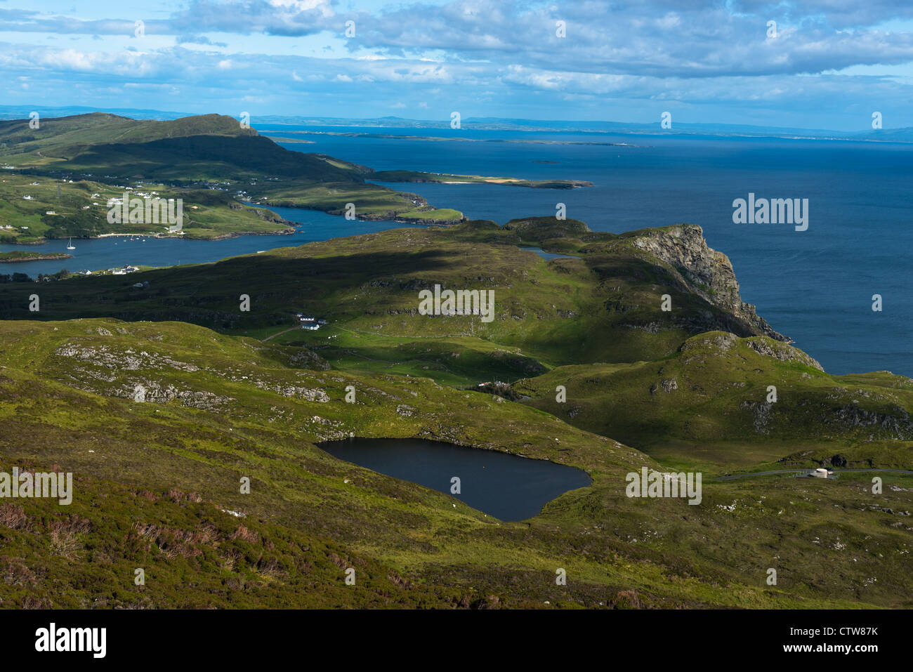 Vista su tutta la baia a Slieve League cliffs, sulla costa occidentale di Donegal, Repubblica di Irlanda. Foto Stock