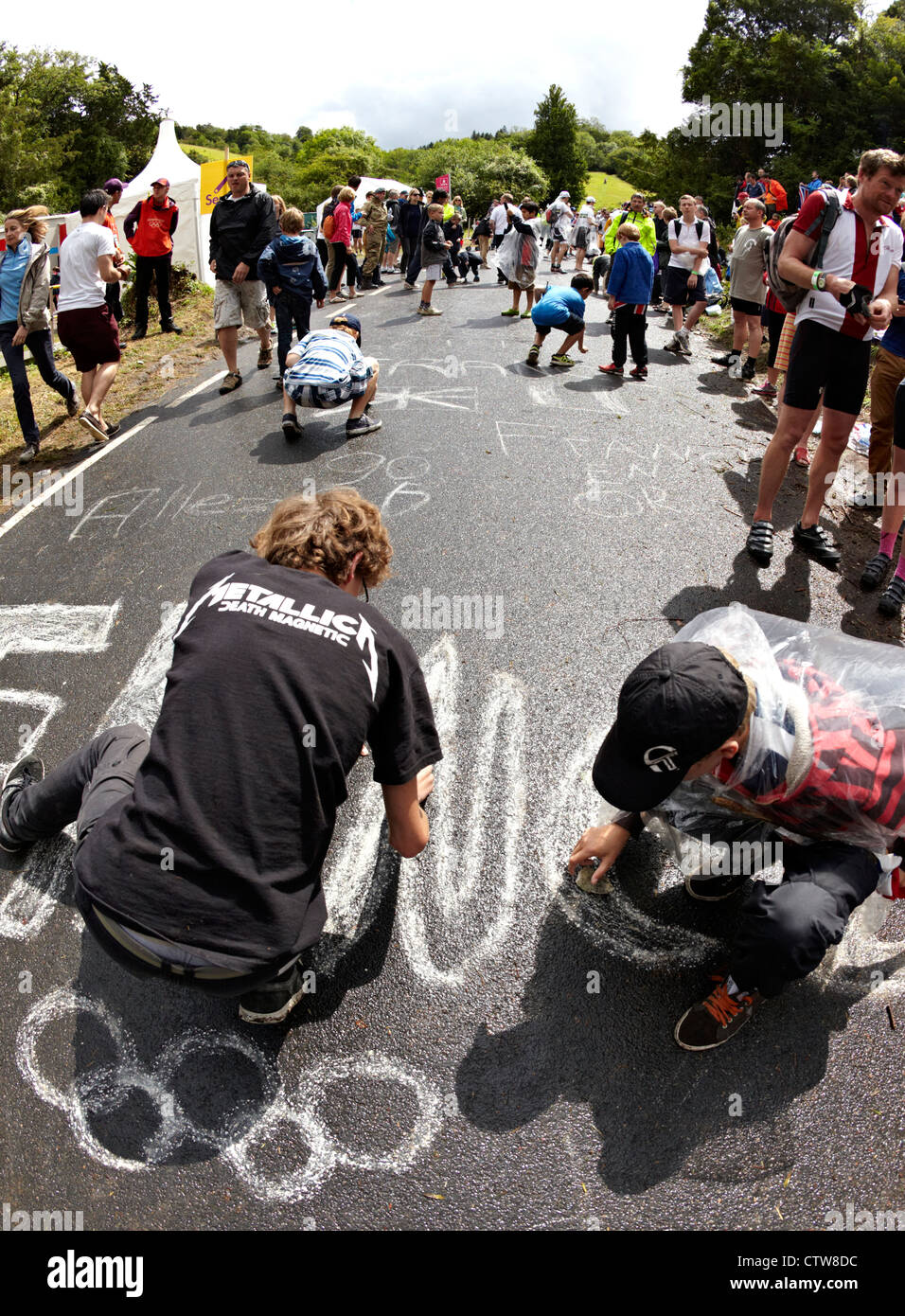 Ragazzi la scrittura sul ciclo in pista per la gara su strada Box Hill Olimpiadi 2012 Foto Stock