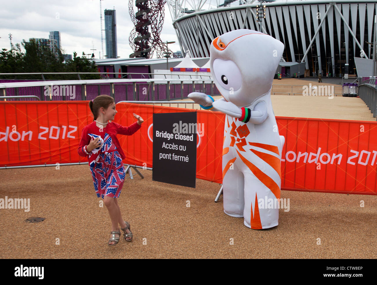 Londra 2012 Parco Olimpico di Stratford. Felice ed emozionato i bambini hanno le loro foto scattata con Wenlock, una delle mascotte olimpiche. Foto Stock