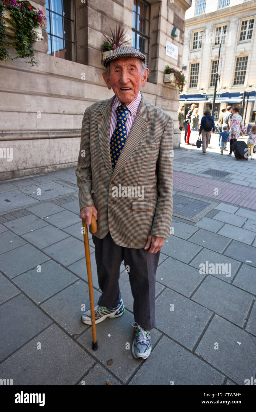 A piena lunghezza Ritratto di un anziano uomo in piedi con un bastone da passeggio, London, England, Regno Unito Foto Stock