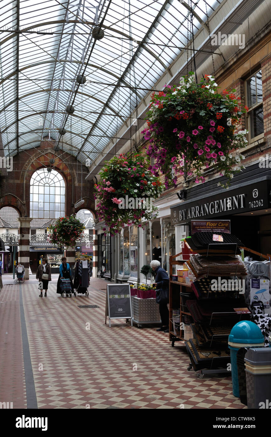 Victorian shopping arcade con soffitto a volta del tetto di vetro in Westbourne, Bournemouth Foto Stock