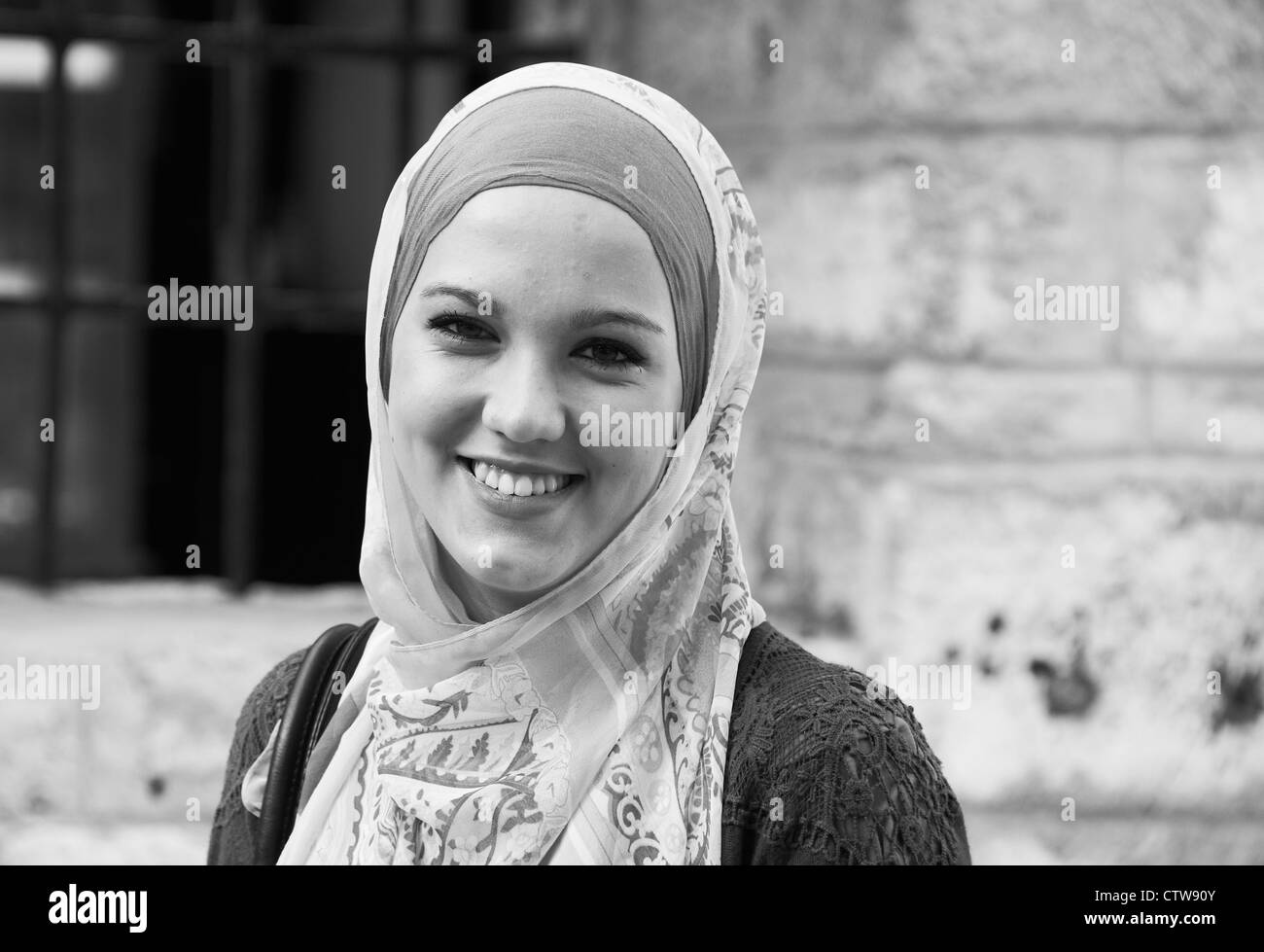 Ritratto di giovane sorridente donna musulmana / bambina indossa velo / hijab, Sarajevo in Bosnia e Erzegovina Foto Stock