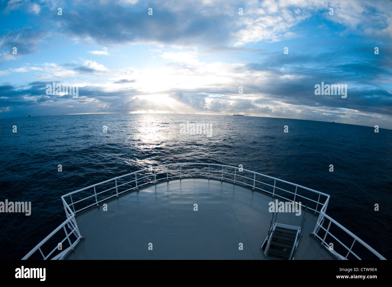 Nave bow voce all'orizzonte. Foto Stock