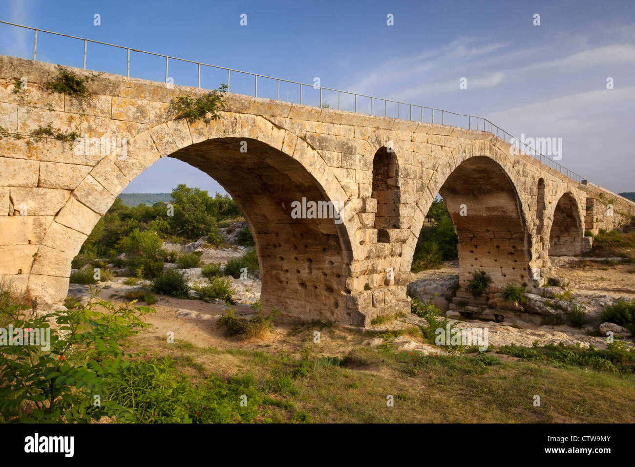 Arco romano ponte (3 BC), Pont Julien su fiume Cavalon, Bonnieux, Provenza Francia Foto Stock