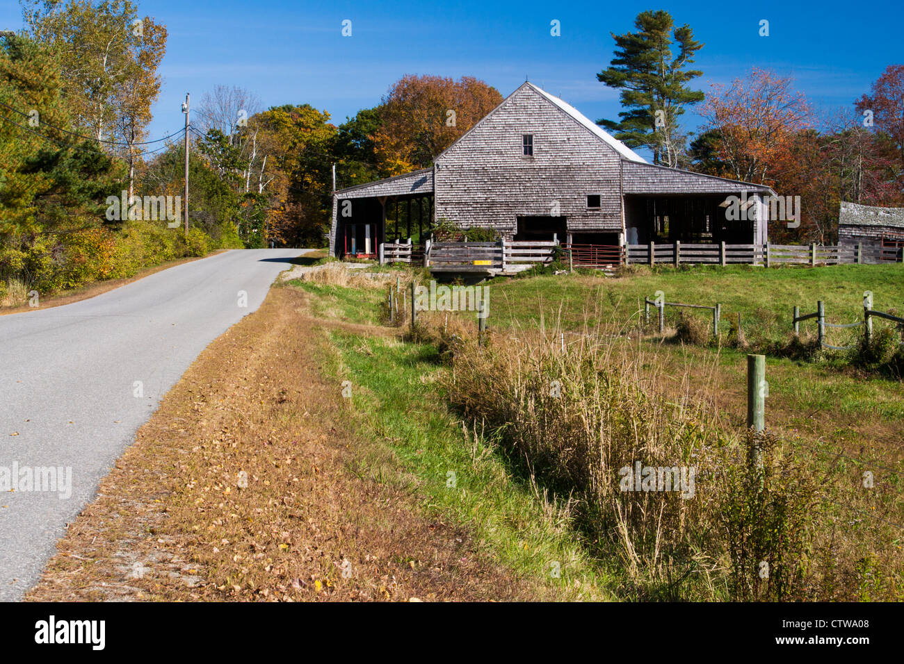 Autunno colore sulla strada rurale vicino a Freeport, Maine. Foto Stock