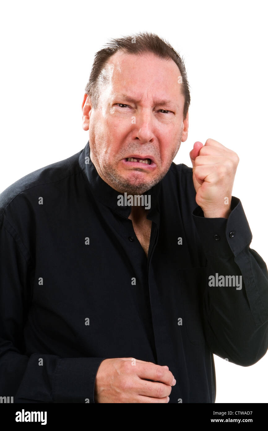 Combattivo uomo anziano frizioni il pugno con una sofferta espressione facciale. Foto Stock