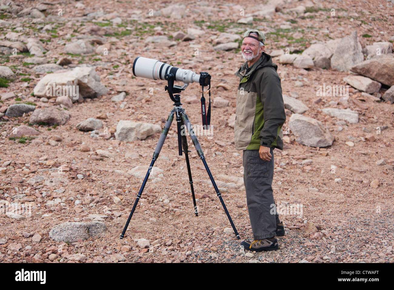Fotografo amatoriale Doug Hurst sorge accanto al suo Canon DSLR e 600mm Canon lente sulla cima di Mt. Evans sulla luglio 19, 2012. A 14,000 fe Foto Stock