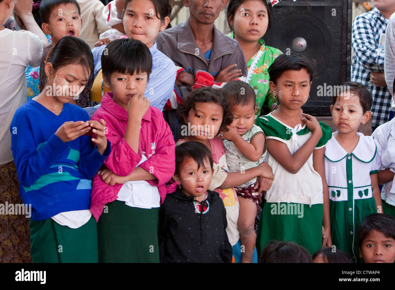 Myanmar Birmania. Bagan. I bambini di guardare un Nat Pwe prestazioni, una cerimonia per ringraziare gli spiriti per un anno di buona fortuna. Foto Stock