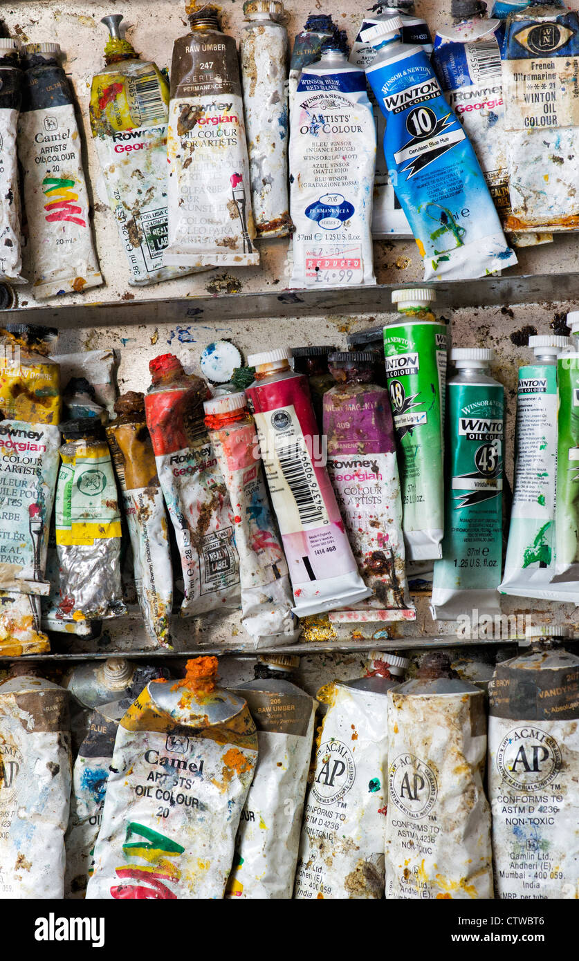 Ben utilizzati artisti olio tubi di vernice Foto Stock
