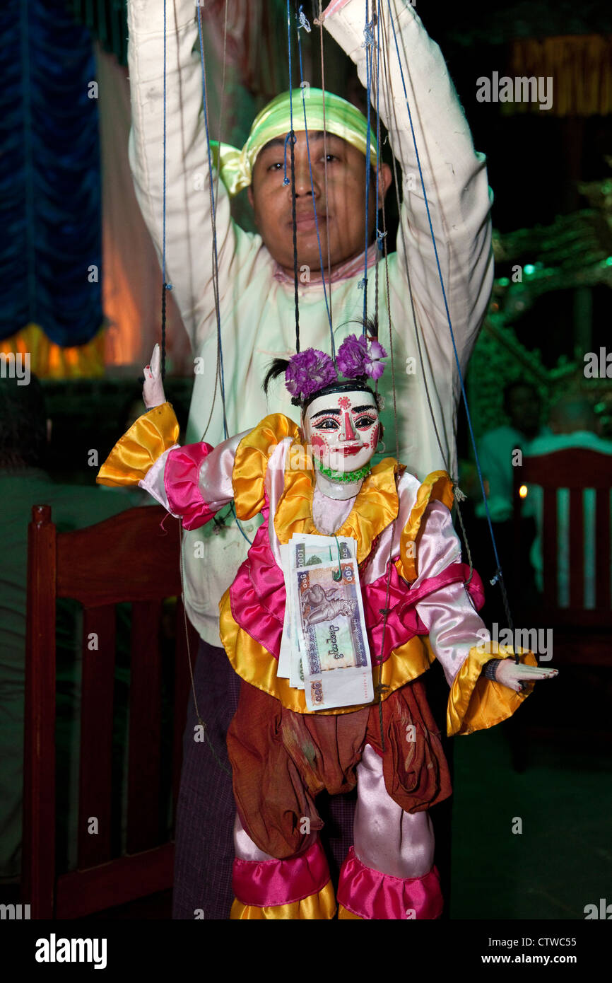 Myanmar Birmania. Bagan. Le Marionette birmane e l'operatore. Le banconote sono affissi alle marionette come un segno che i suggerimenti sono benvenuti. Foto Stock