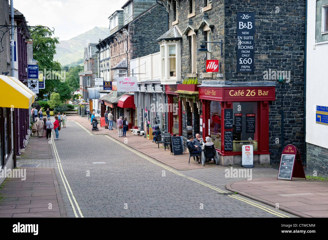 Vista lungo una strada commerciale a Keswick, Cumbria Foto Stock