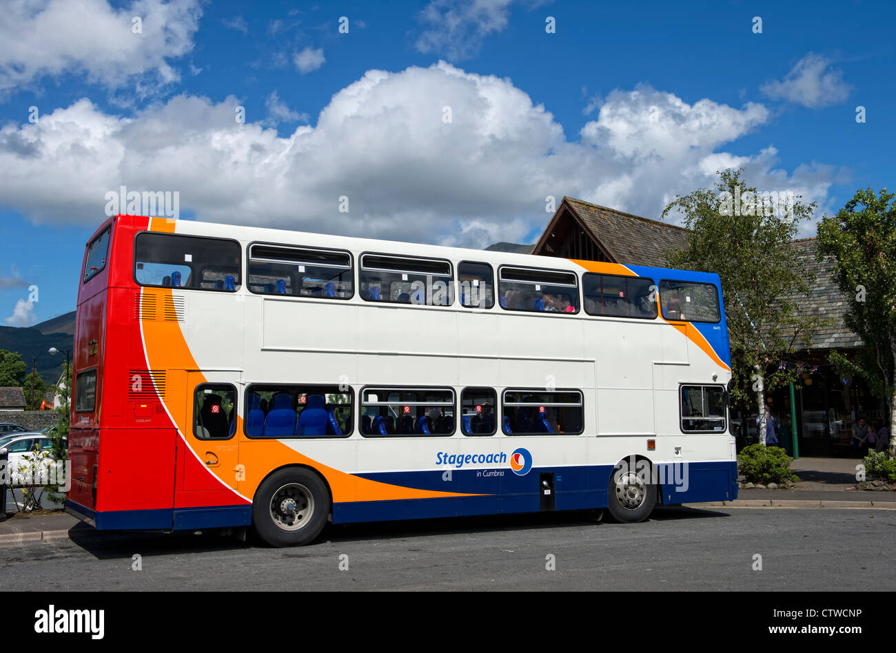 Stagecoach double decker bus Parcheggiato fuori Booth's supermercato in Keswick, Cumbria, Regno Unito Foto Stock