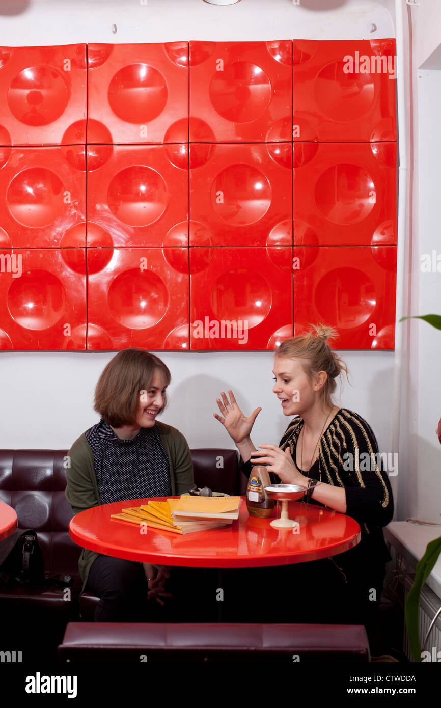 Le donne in bar cafe Tallinn Estonia Foto Stock