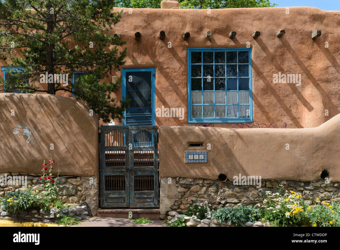Dettaglio della parte esterna del piccolo adobe house Santa Fe New Mexico USA Foto Stock