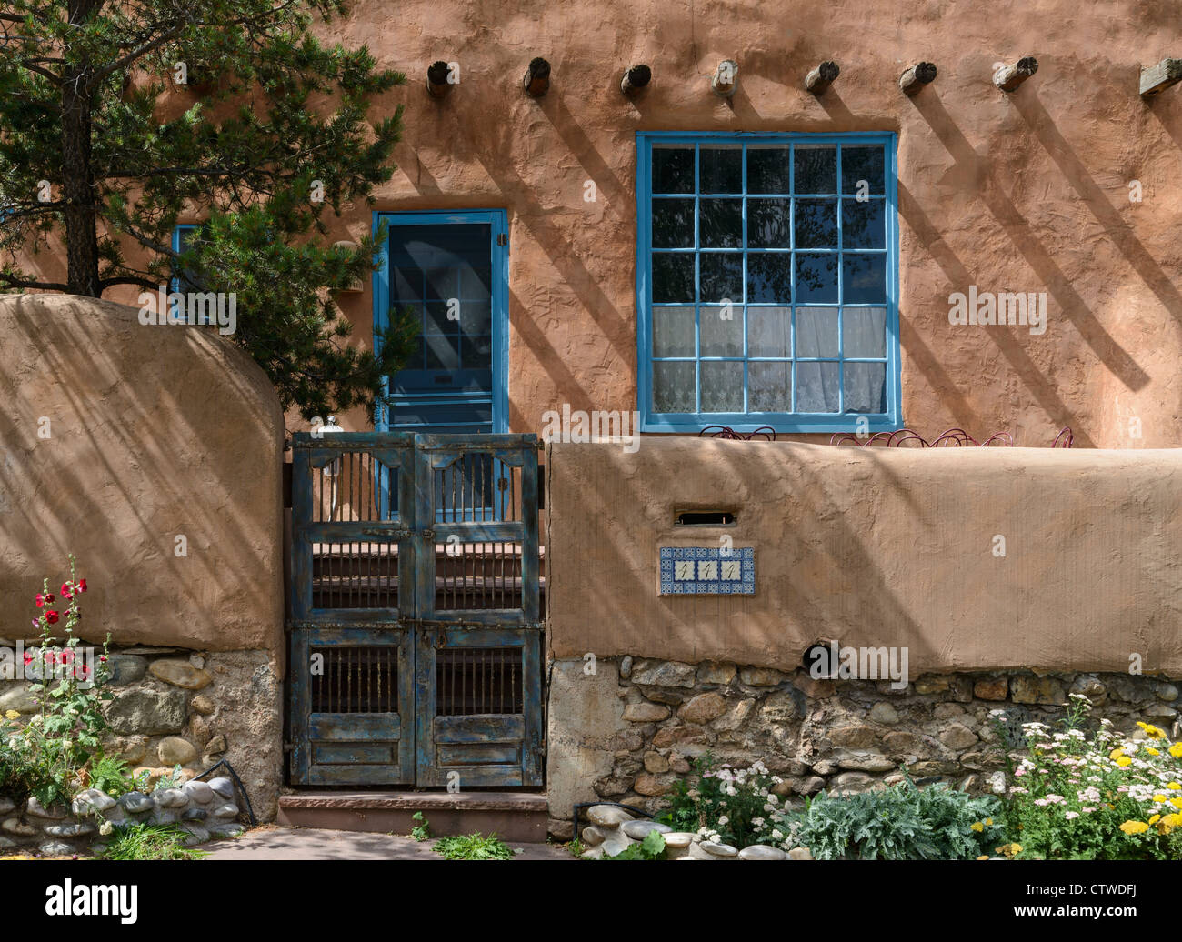 Dettaglio della parte esterna del piccolo adobe house Santa Fe New Mexico USA Foto Stock