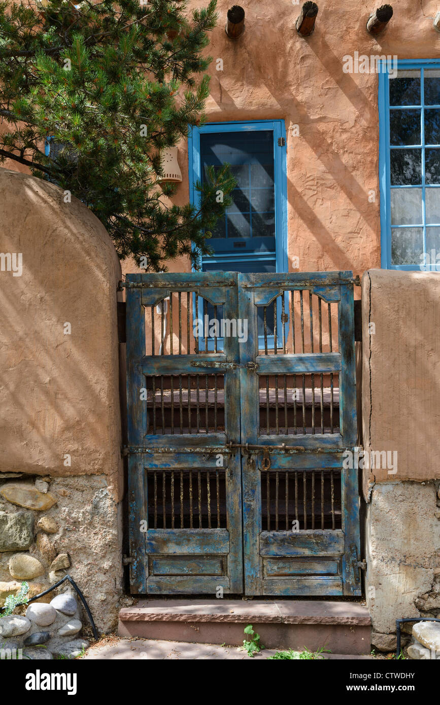 Dettaglio della parte esterna del piccolo adobe house Santa Fe New Mexico USA Foto Stock