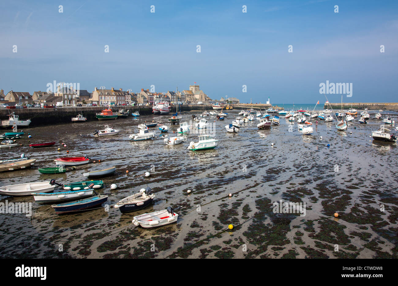 Francia, Normandia, Barfleur, vista del porto con la bassa marea Foto Stock