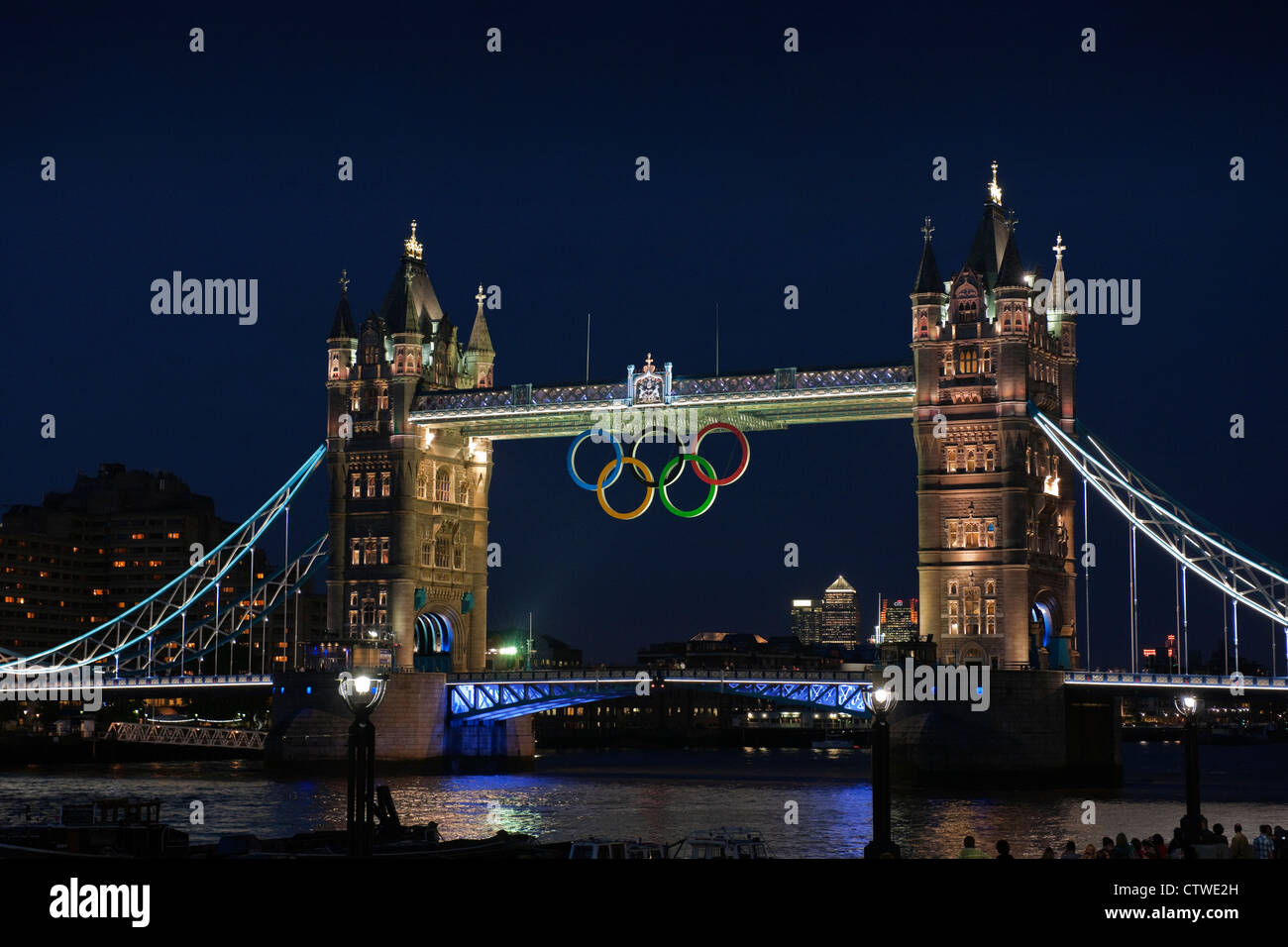 Uno spettacolo di luci su Tower Bridge è provato un mese prima dell'apertura del trentesimo in occasione dei Giochi Olimpici di Londra Inghilterra Foto Stock