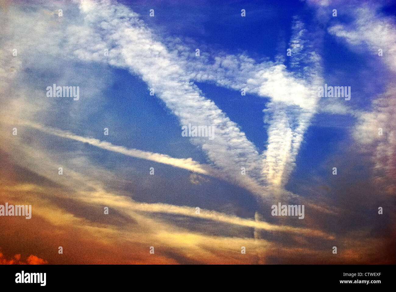 Padova, Italia ; chemtrails nel cielo. Foto Stock