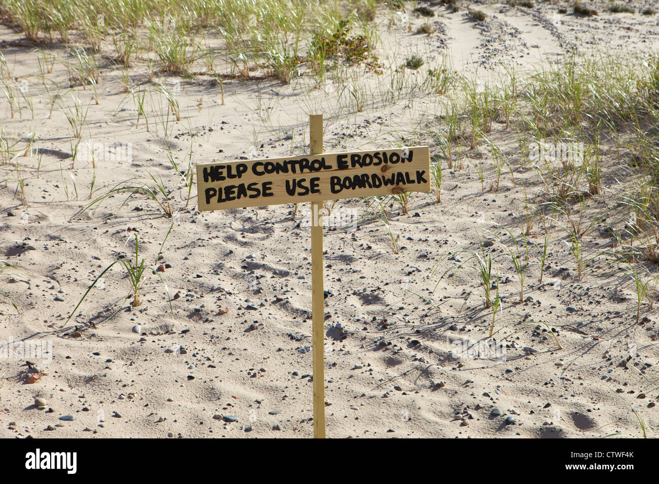 Cartello consentono di controllare i fenomeni di erosione si prega di utilizzare il Boardwalk al punto nitido, Michigan Foto Stock