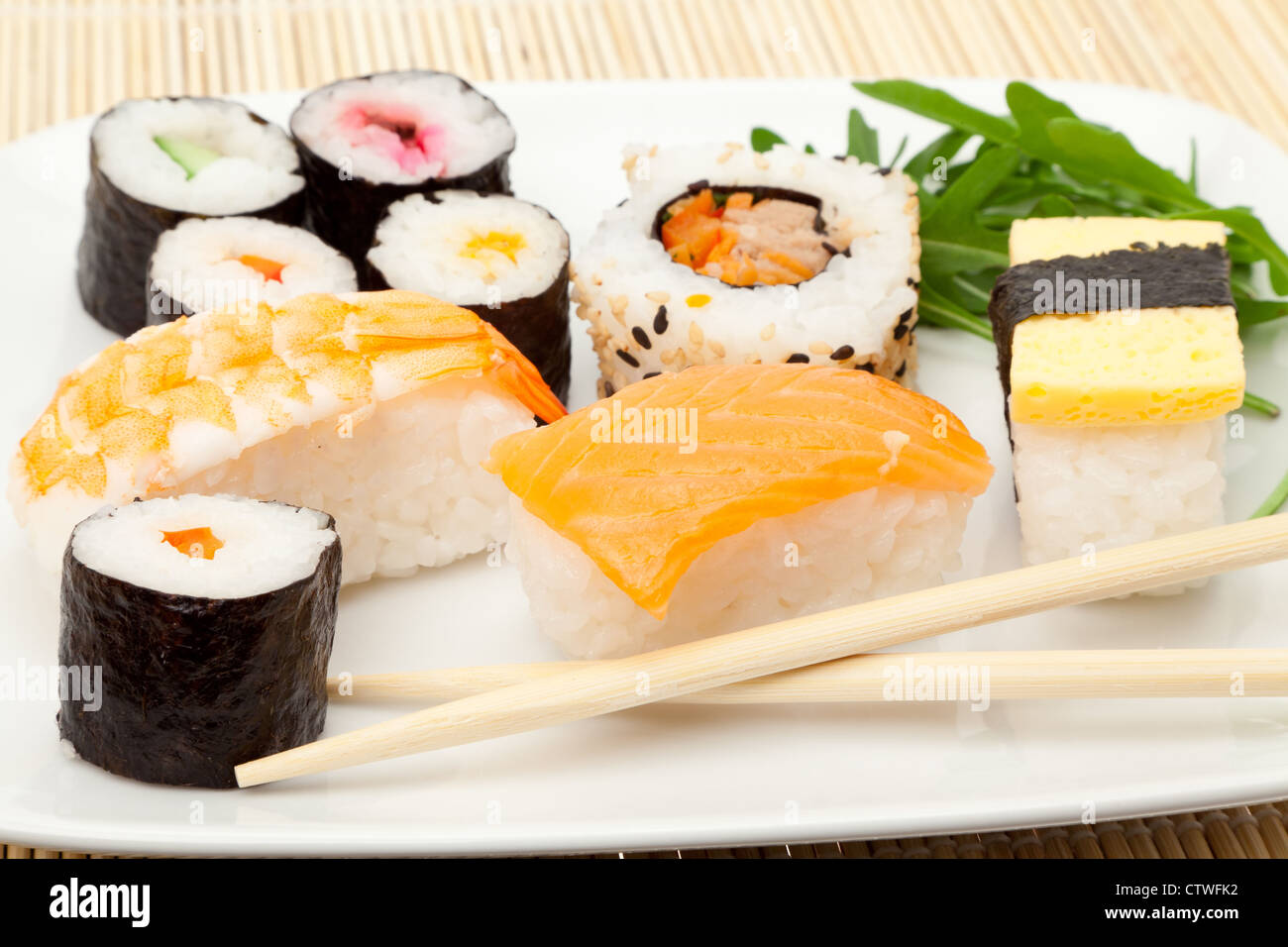 Close-up di un piatto di Sushi mix con i bastoncini - profondità di campo - studio shot Foto Stock