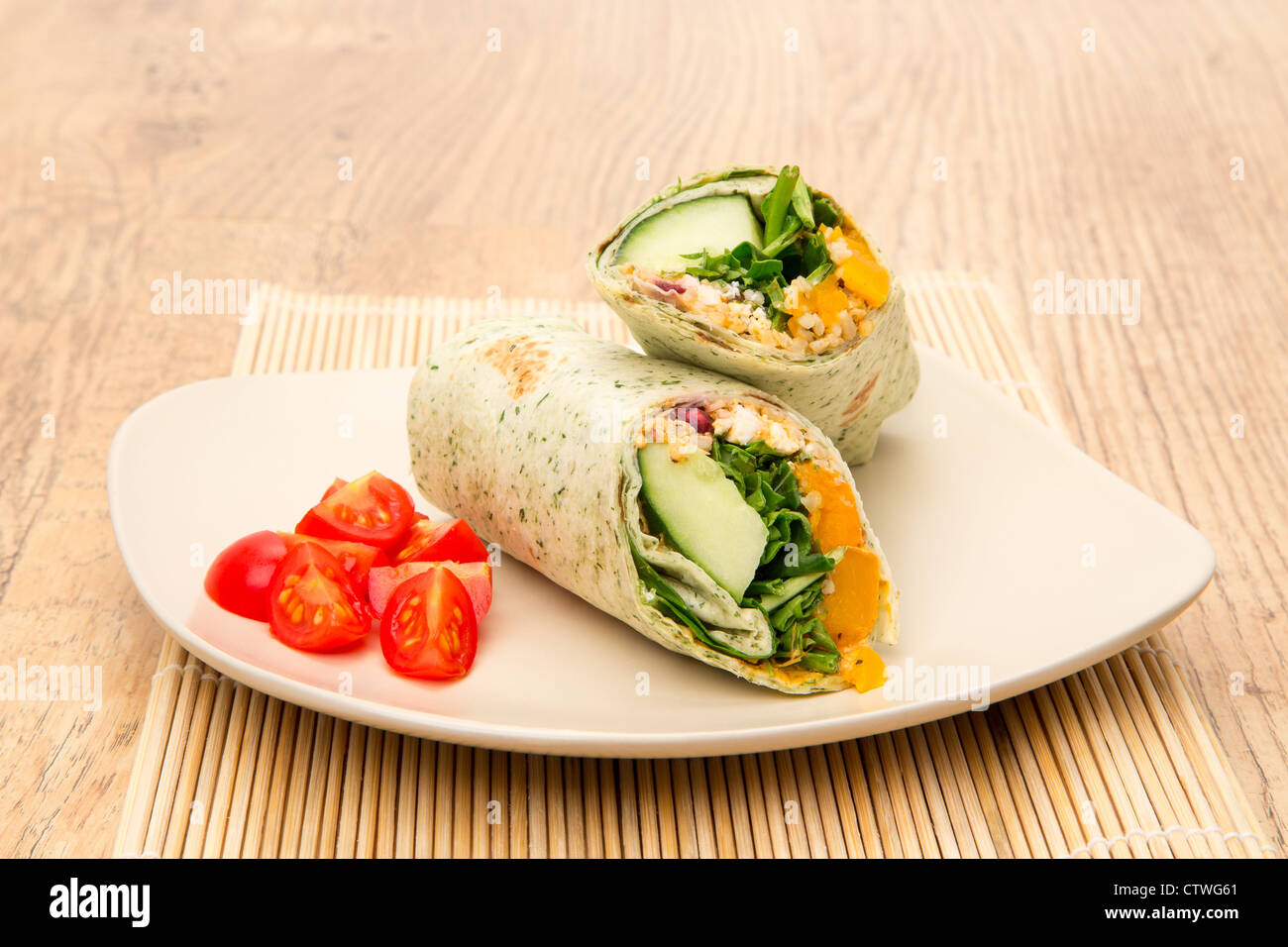 Arrosto di zucca e formaggio feta sandwich wrap - studio shot Foto Stock