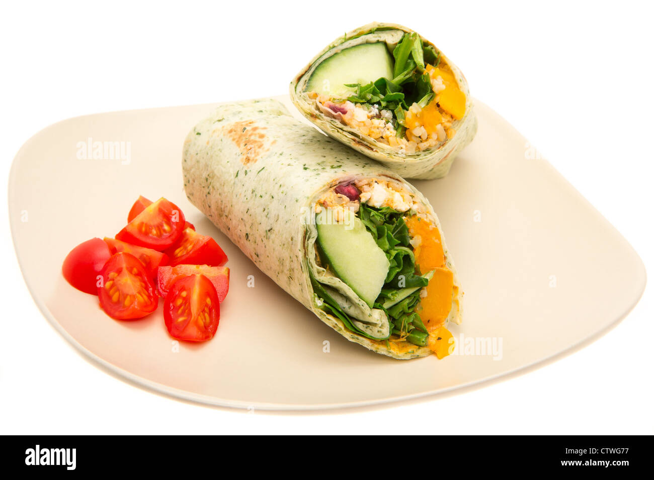 Arrosto di zucca e formaggio feta sandwich wrap - studio shot con uno sfondo bianco Foto Stock