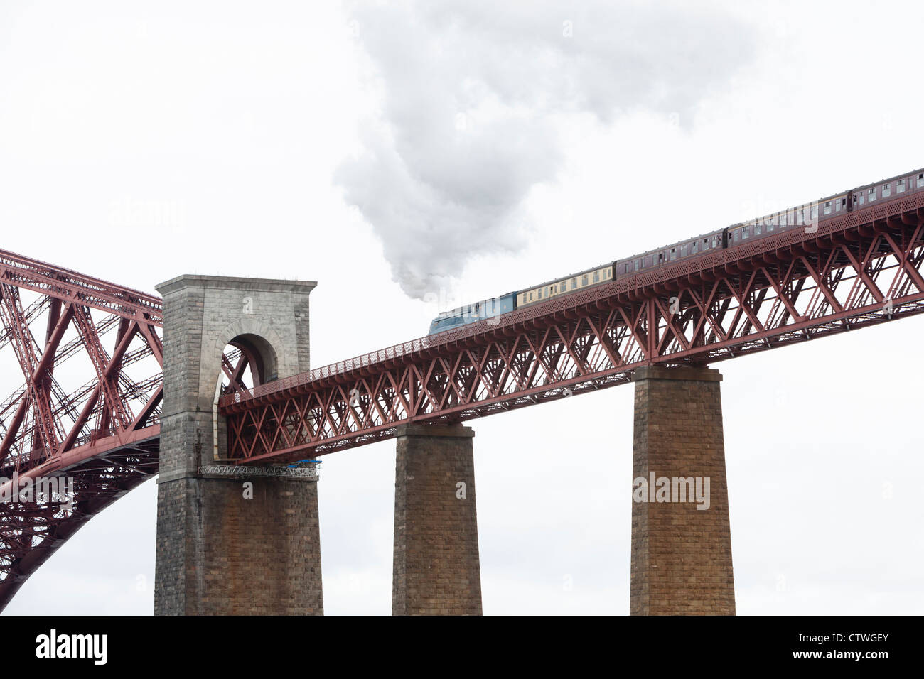 Treno a vapore tarabuso attraversa il Ponte di Forth Rail Foto Stock