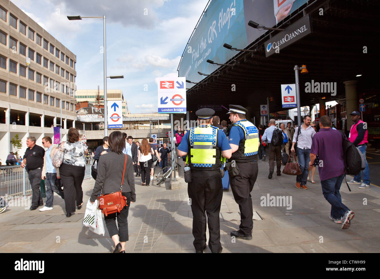 La polizia del sostegno comunitario ufficiali presso la stazione di London Bridge Foto Stock