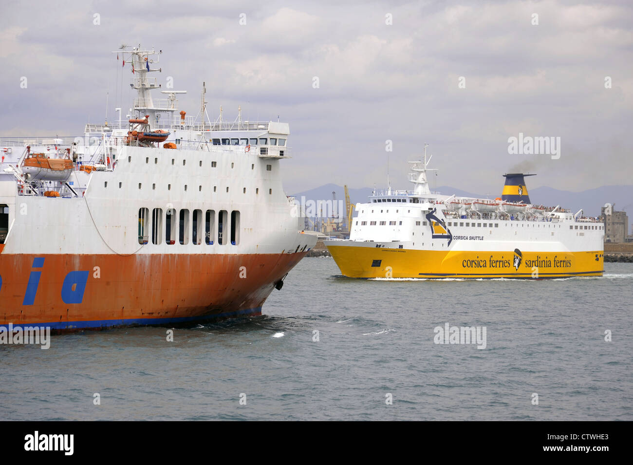 I traghetti della Tirrenia e Corsica & Sardinia Ferries Società del porto di Livorno Foto Stock